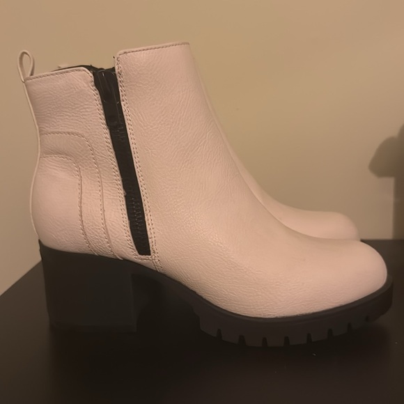 MIA White Ankle Boots with Chunky Heel - Size 8.5 - Picture 5 of 5